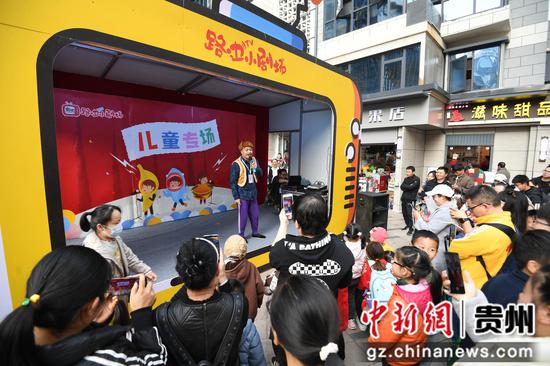 12月31日，市民游客在贵阳市南明区曹状元街区南横路儿童剧场观看演出。