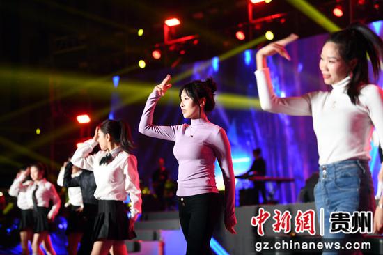 12月31日，在“爽爽贵阳·爱乐之城”2024路边音乐会跨年嘉年华现场，来自花果园的星光舞团与梦想舞团一起热舞。