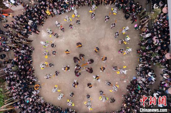 苗族同胞在贵州省从江县丙妹镇大塘苗寨芦笙节活动上跳芦笙舞（无人机照片）。吴德军摄