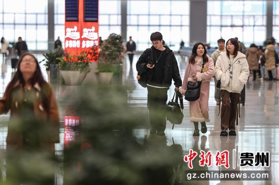 图为旅客步入贵阳北站候车大厅。 瞿宏伦 摄
