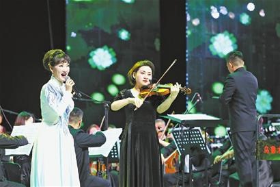 2023年12月31日晚，在乌鲁木齐2024跨年音乐汇现场，乌鲁木齐交响乐团表演管弦乐曲《茉莉花》。