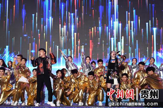 12月31日，“爽爽贵阳·爱乐之城”2024路边音乐会跨年嘉年华现场。