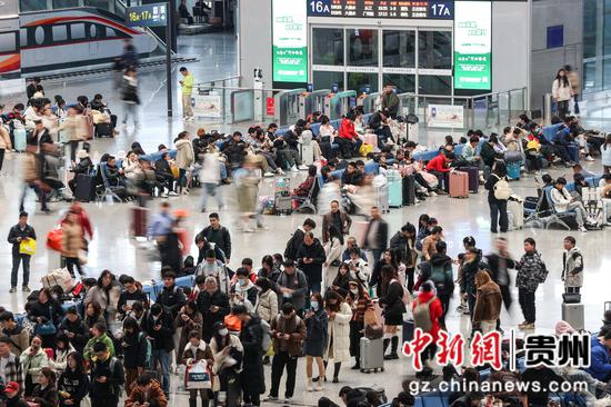 图为旅客在贵阳北站候车大厅候车。 瞿宏伦 摄