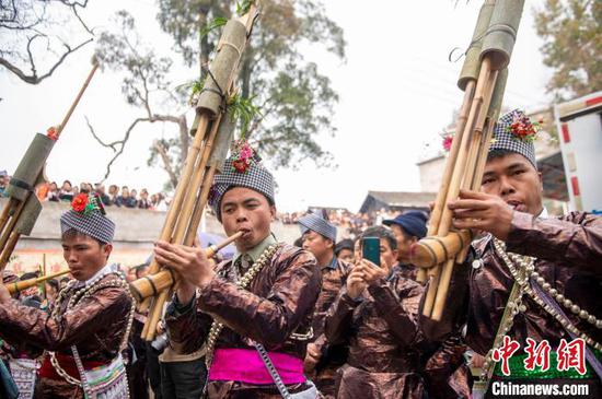 苗族同胞在贵州省从江县丙妹镇大塘苗寨芦笙节活动上吹奏芦笙。吴德军摄