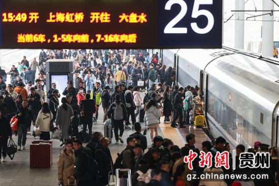 图为旅客在贵阳北站上、下车。 瞿宏伦 摄