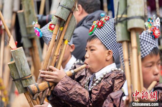 苗族同胞在贵州省从江县丙妹镇大塘苗寨芦笙节活动上吹奏芦笙。吴德军摄