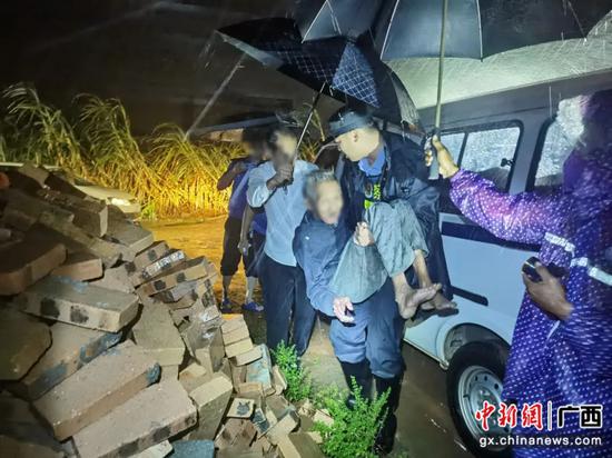 沈宗宇在台风三巴夜袭时，救出被困危房老人