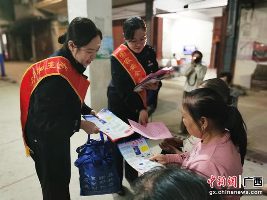 图为龙州县公安局“双女”女警队到边境村屯开展宣传