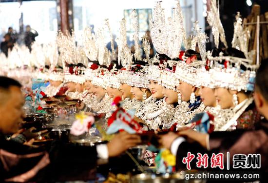 2023年12月31日晚贵州黔东南州施秉县马号镇六合村苗族女子们身着盛装参加跨年长桌宴。  奉力摄