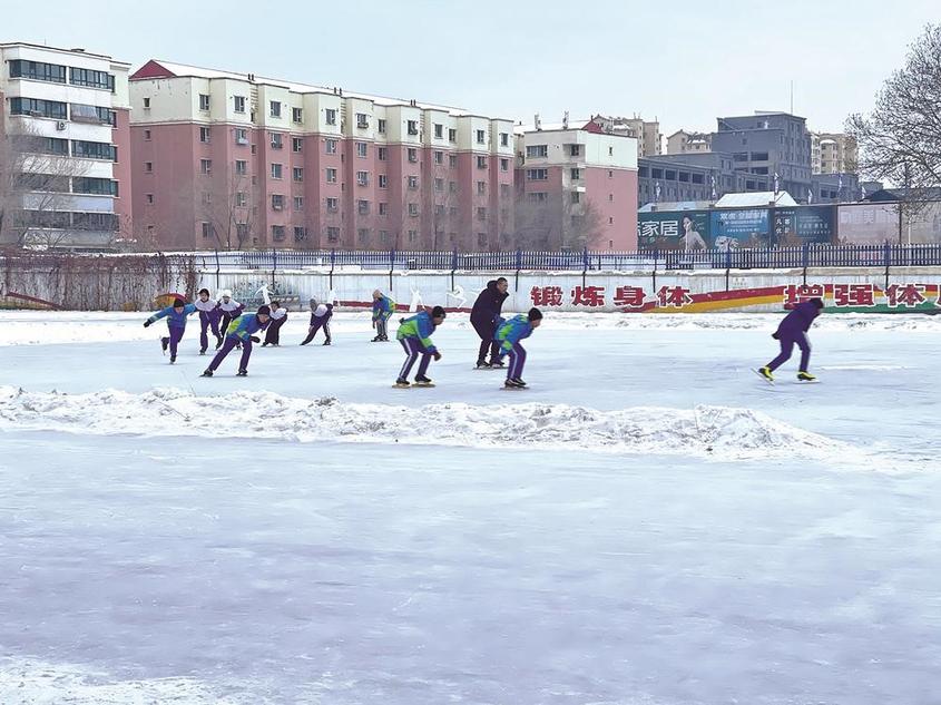 新疆昌吉州：冰雪運動進校園 讓“冷”運動“熱”起來