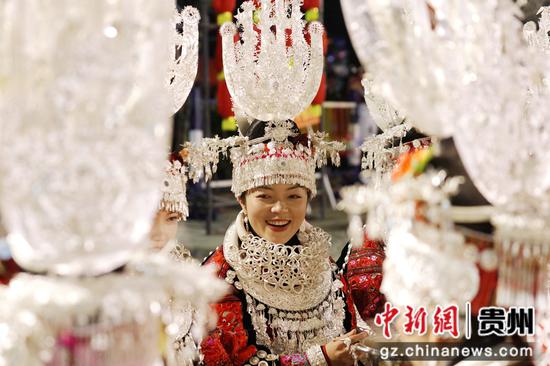 2023年12月31日晚贵州黔东南州施秉县马号镇六合村苗族女子们身着盛装参加跨年长桌宴。 奉力 摄