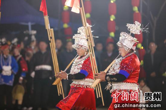 苗族同胞在迎新年活动中跳芦笙舞。磨桂宾 摄