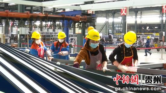 水城经开区内的铝型材生产企业。姜宁 摄