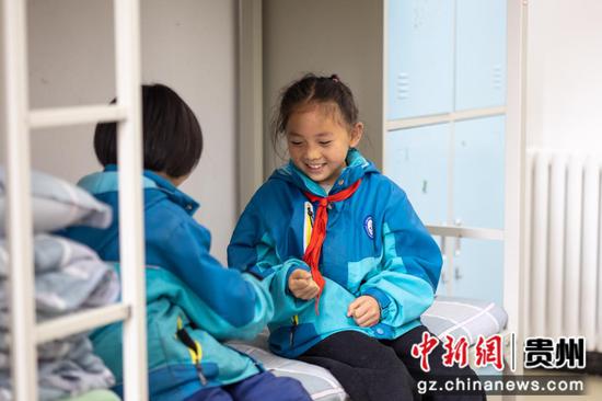 海坪小学的学生在安装了暖气的宿舍里玩乐。朱芸 摄