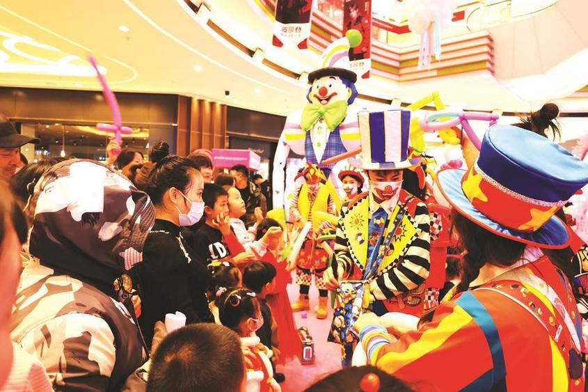 2023年12月31日，汇嘉时代昌吉购物中心，小丑表演吸引了不少小朋友和家长围观。 付小芳摄