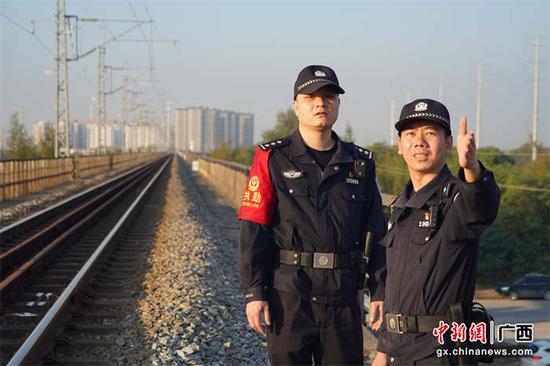 黄琼艺和同事正在对线路周边安全进行排查。 韦家智  摄