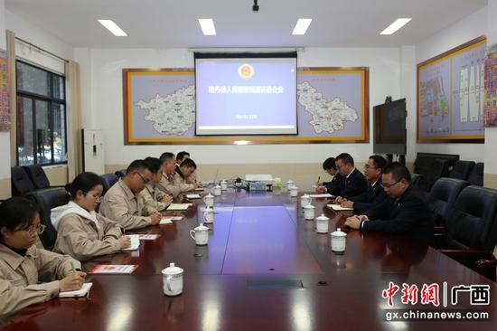 南丹县检察院与南方有色金属有限责任公司开展座谈。李晓雷 摄