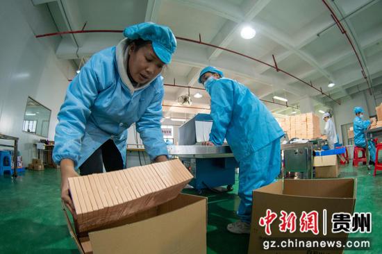 2024年1月4日，位于贵州省从江县美娥工业园区的贵州盛世泰合医药科技有限公司生产车间，工人正在对许暖贴进行包装。