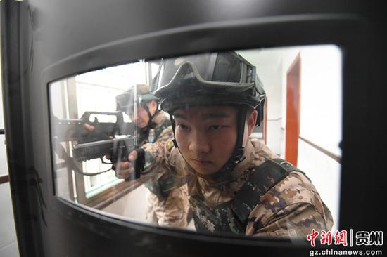 1月5日，武警贵阳支队南明中队的官兵正在开展搜索训练。