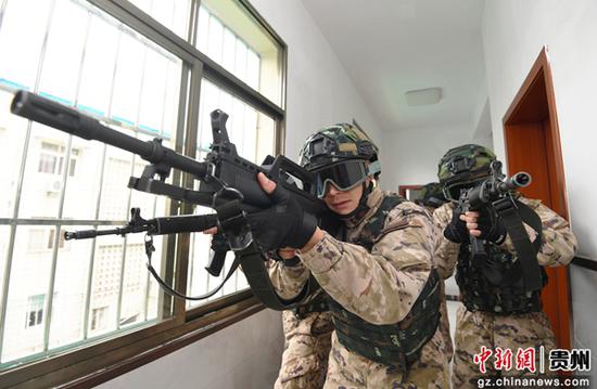 1月5日，武警贵阳支队南明中队的官兵正在开展搜索训练。