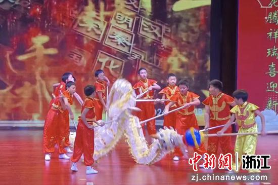 小浦小学舞龙队在2024年元旦迎新文艺晚会上表演《五庄百龙》节目。许伟鑫摄