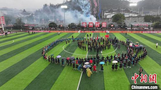 1月6日，2024年贵州“村超”预选赛开幕式现场，当地民族同胞欢乐跳多耶舞。　韦贵金 摄