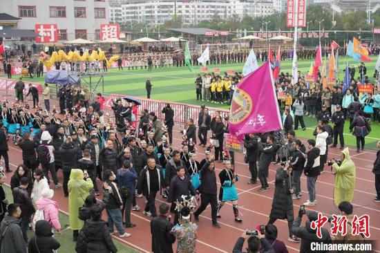 1月6日，2024年贵州“村超”预选赛开幕式现场，球员与拉拉队步入球场。　王炳真 摄