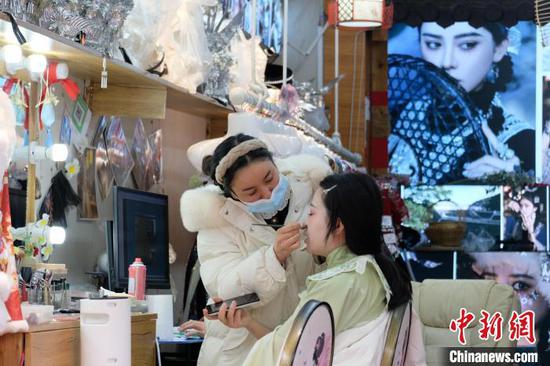 游客在贵阳青岩古镇景区化妆准备体验古装写真。中新网记者石小杰 摄