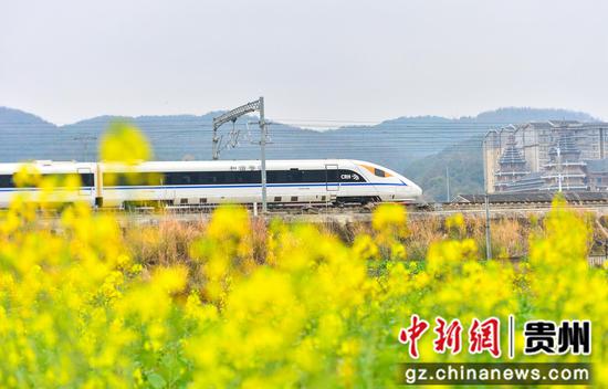 2024年1月9日，一列动车组列车在贵州省黔东南苗族侗族自治州从江县境内行驶。