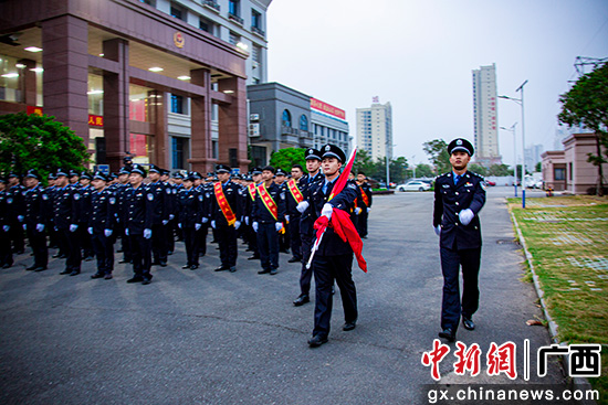 升旗仪式。陈鹏辉 摄