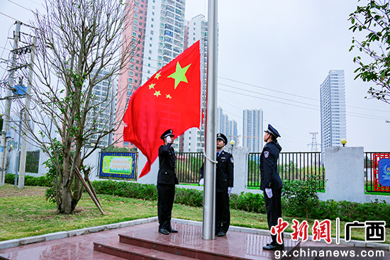 升旗仪式。陈鹏辉 摄