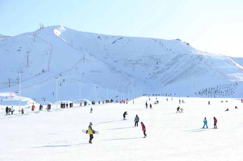 据了解，阿勒泰地区地处北纬45~47度世界滑雪黄金纬度带，是中国最优质天然滑雪区域之一，也是高山滑雪、越野滑雪运动员重要训练基地之一。一直以来，阿勒泰地区积极打造冰雪品牌赛事，将冷资源变为热经济，吸引众多国内外游客来阿观光旅游、各地雪上运动队来阿驻训，推动冰雪运动、冰雪文化、冰雪旅游等全产业链发展。