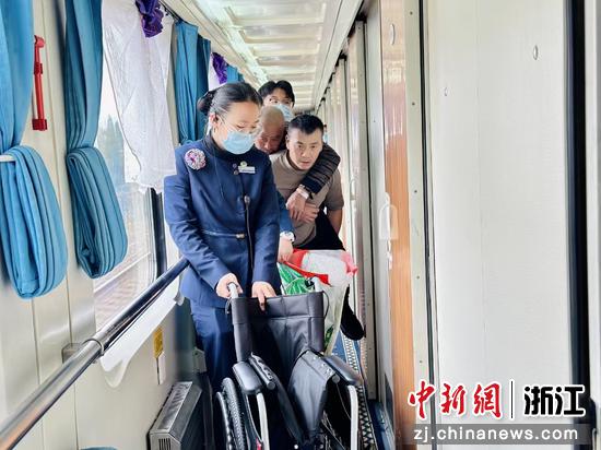 列车乘务人员协助行动不便的旅客登车。金温铁道公司 供图