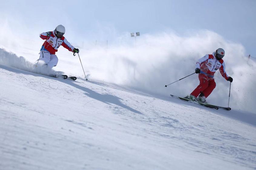举办环阿尔泰山冬季运动会可发挥毗邻俄、哈、蒙三国的独特区位优势，主动融入国家“一带一路”战略和向西开放的总体布局，借助冰雪赛事活动增强阿勒泰地区冰雪吸引力、影响力，打造阿尔泰山国际性冰雪品牌赛事，叫响“人类滑雪起源地 中国雪都阿勒泰”品牌，进一步推进冰雪丝路高质量发展、体育旅游和口岸经济加快发展，提升对外开放层次和水平。