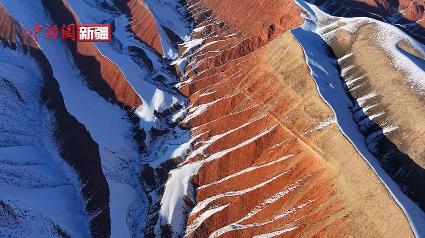 新疆昌吉市：雪后努爾加大峽谷如水墨畫