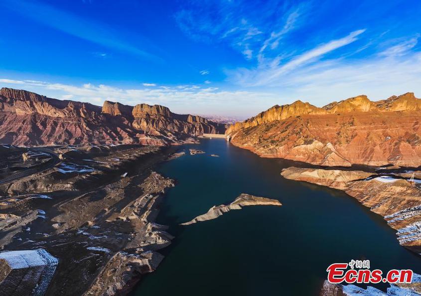 Magnificent scenery of Danxia landform after snow, a landscape characterized by reddish sandstone features, in Hutubi County of Changji Hui Autonomous Prefecture, northwest China’s Xinjiang Uyghur Autonomous Region. (Photo: China News Service/Tao Weiming)

