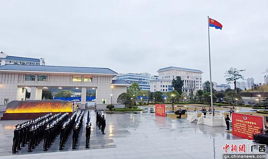 图为广西边检总站开展2024年中国人民警察节升警旗活动。广西边检总站供图