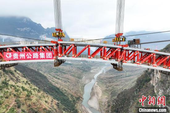 航拍合龙中的乌蒙山大桥右幅。中新网记者瞿宏伦摄