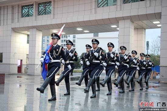 图为广西边检总站护旗队员护卫着中国人民警察警旗入场。广西边检总站供图