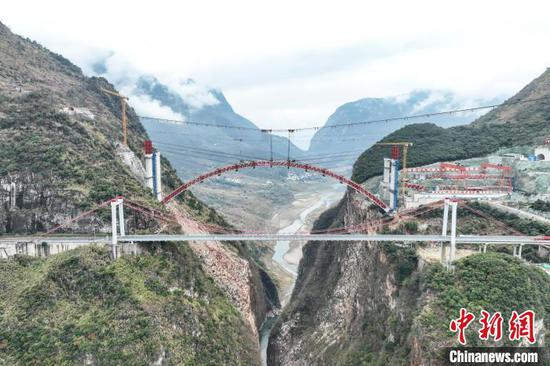 航拍合龙完成的乌蒙山大桥右幅和阿志河大桥（前）。中新网记者瞿宏伦摄