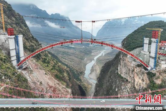 航拍合龙中的乌蒙山大桥右幅。中新网记者瞿宏伦摄