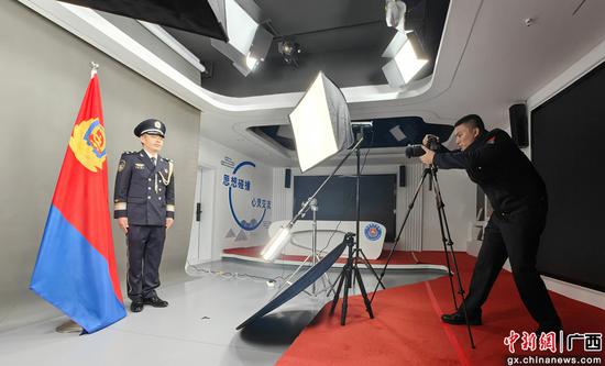 图为广西边检总站开展2024年中国人民警察节“我与警旗合张影”活动。广西边检总站供图