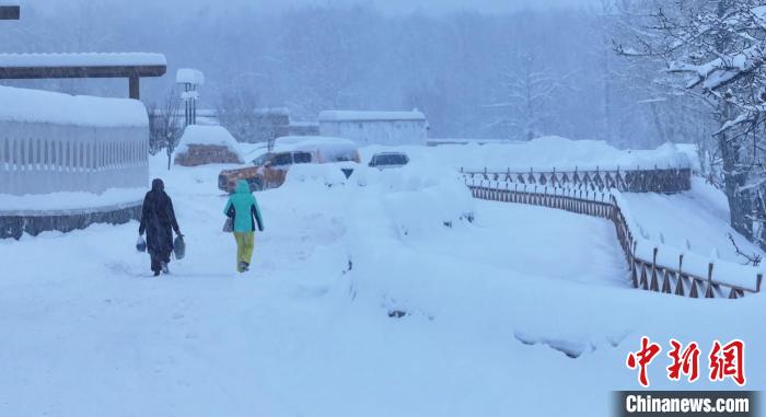 新疆阿勒泰地区第一轮降雪结束 局地积雪深度超1米
