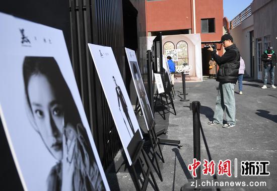 西湘里文创园举行摄影展览吸引行人。中新社记者 王刚 摄