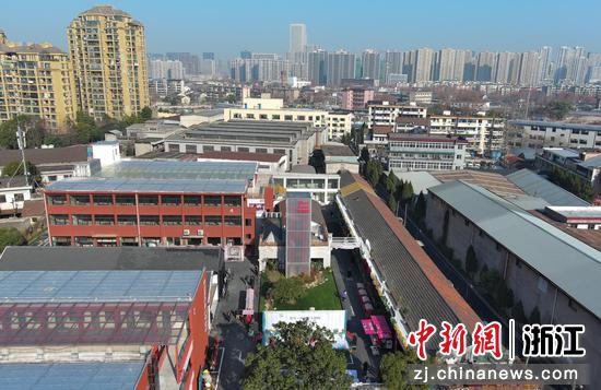 航拍现代楼群前的西湘里文创园。（无人机照片）中新社记者 王刚 摄