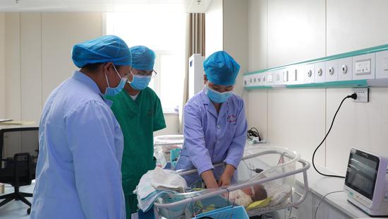 出生仅6天“小金人”，一师医院援疆专家为其“全身换血”脱离危险