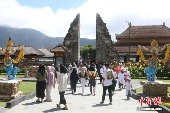 当地时间1月13日，游客参观印度尼西亚巴厘岛水神庙景区。中新社记者 李志全 摄