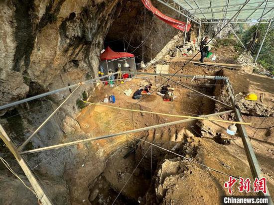 资料图：贵州普定穿洞遗址的发掘现场。(贵州省文物考古研究所供图)