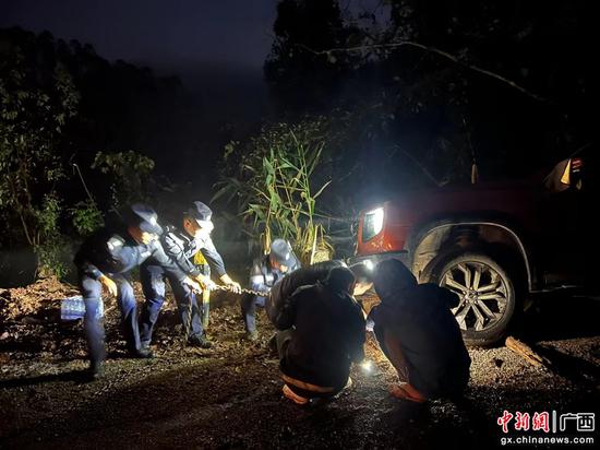 崇左移民警察雨夜及时救助被困车辆