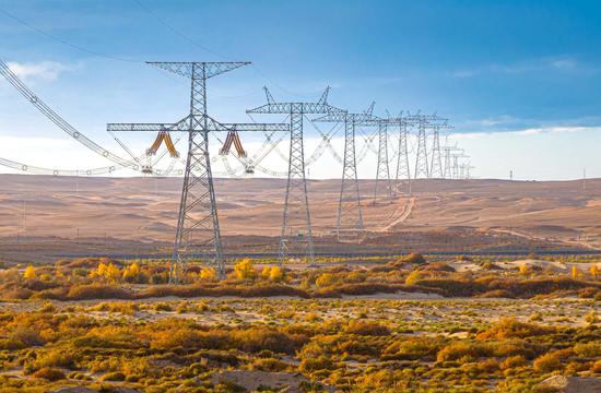 位于新疆哈密的±1100千伏昌吉—古泉特高压直流输电线路。